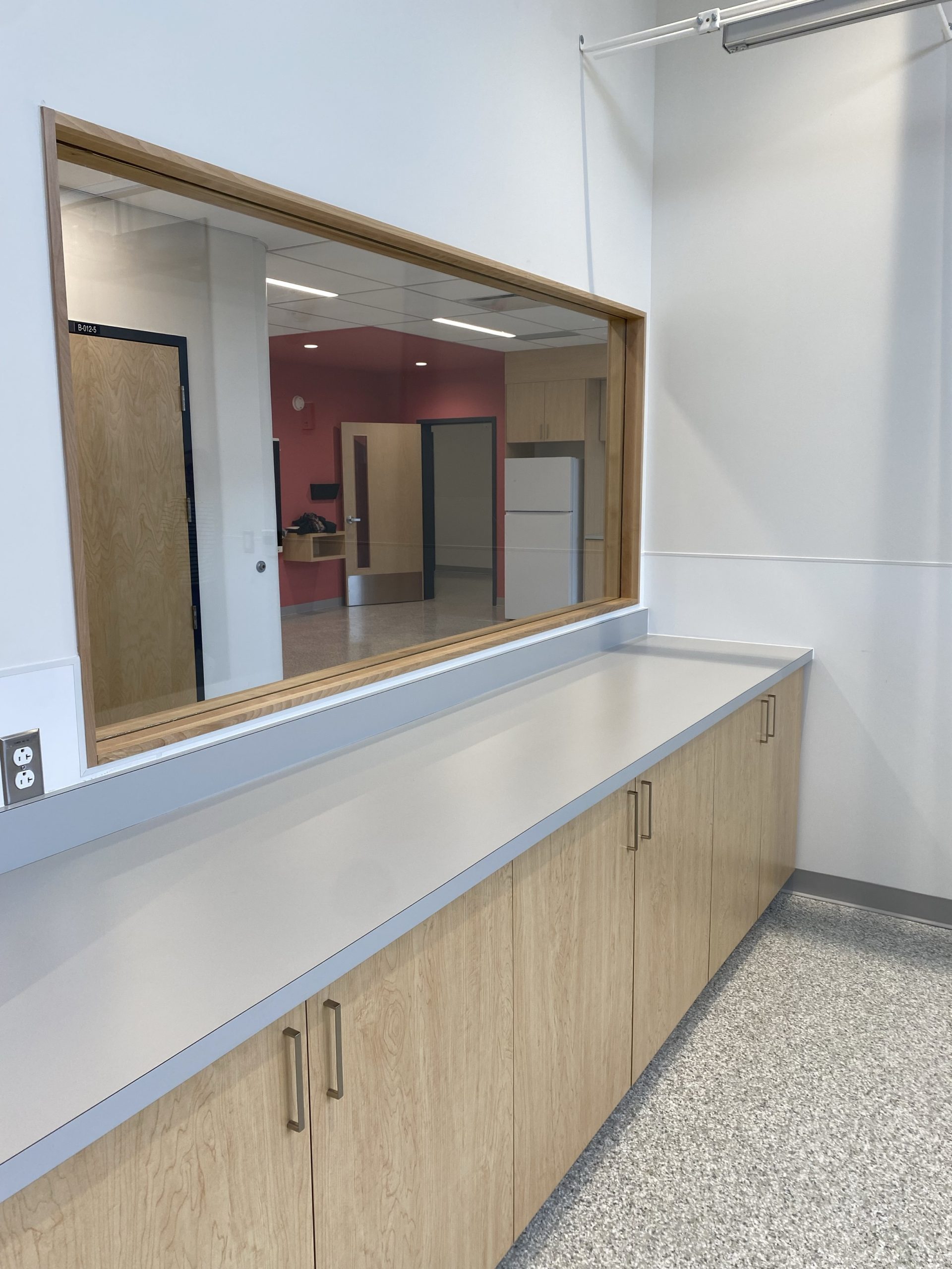 Salle de jeux adaptée avec lève personne. Vitrée pour garder une surveillance. Insonorisée.